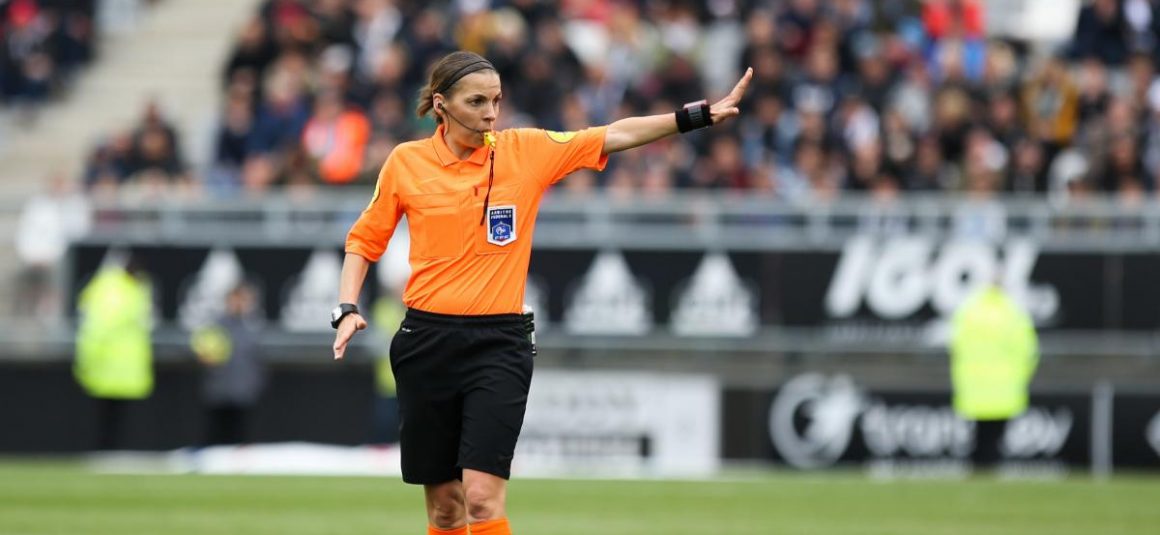 Ligue 1 : Stéphanie Frappart réussit sa première Ligue 1 : Stéphanie Frappart réussit sa première