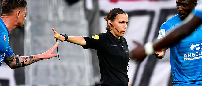 Football : pour la première fois, une femme va arbitrer un match en Ligue 1