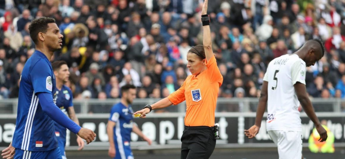Comme Stéphanie Frappart, première femme à arbitrer en Ligue 1, elles font figure de pionnières du foot français Comme Stéphanie Frappart, première femme à arbitrer en Ligue 1, elles font figure de pionnières du foot français