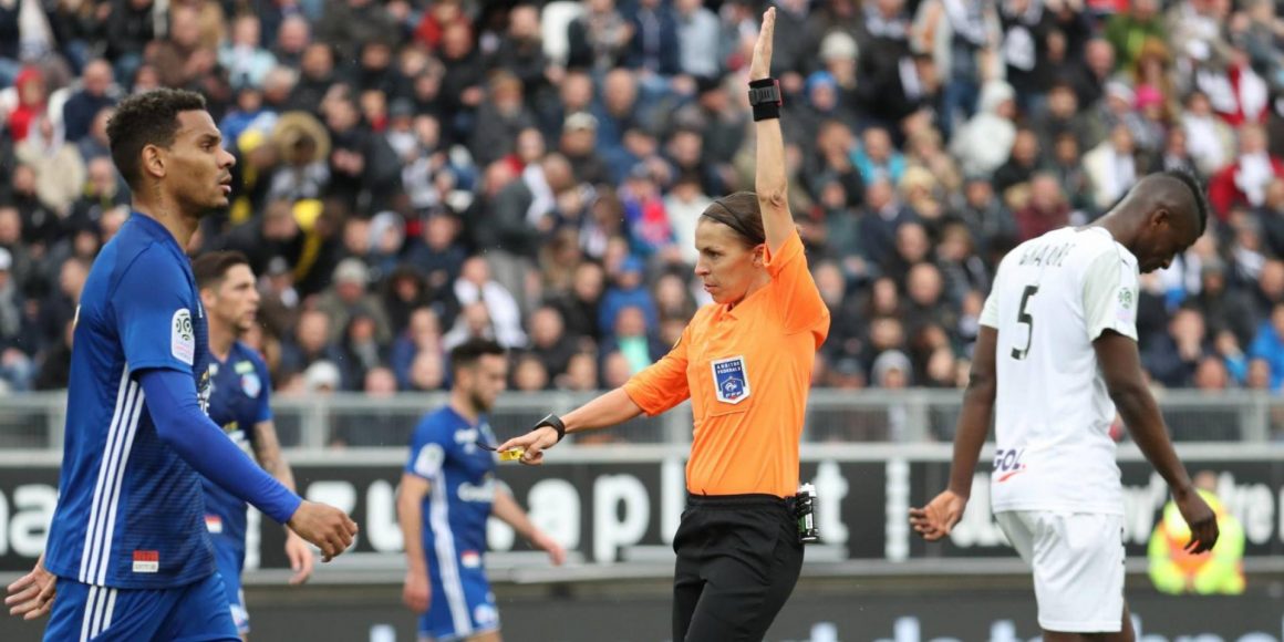 Comme Stéphanie Frappart, première femme à arbitrer en Ligue 1, elles font figure de pionnières du foot français