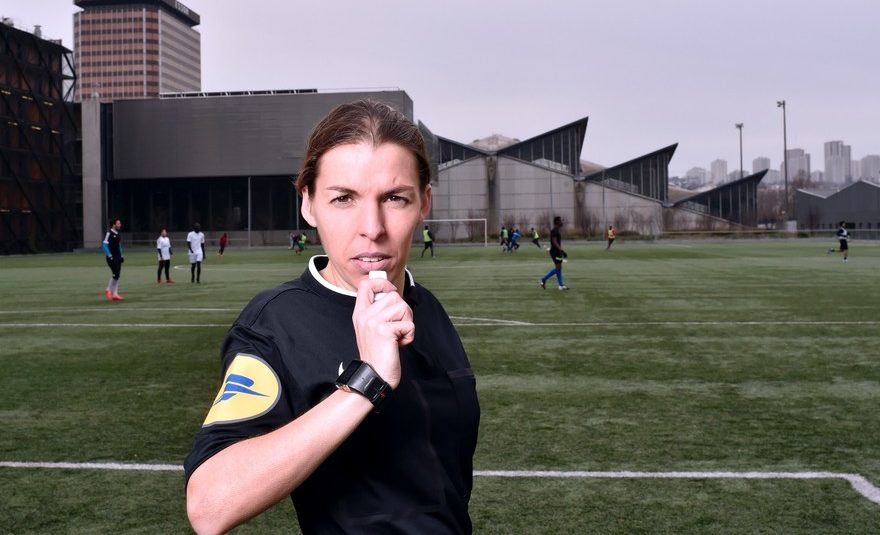 VIDÉO – Ligue 1 : une femme va arbitrer un match pour la première fois