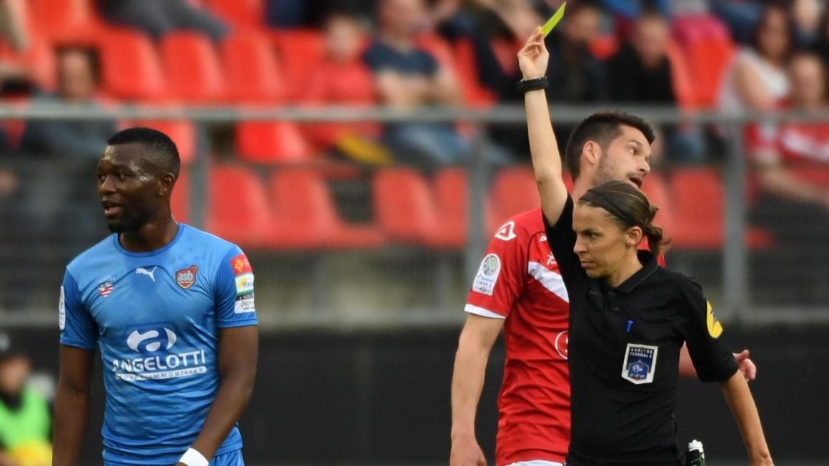 Football Stéphanie Frappart, première femme désignée arbitre centrale d’un match de Ligue 1