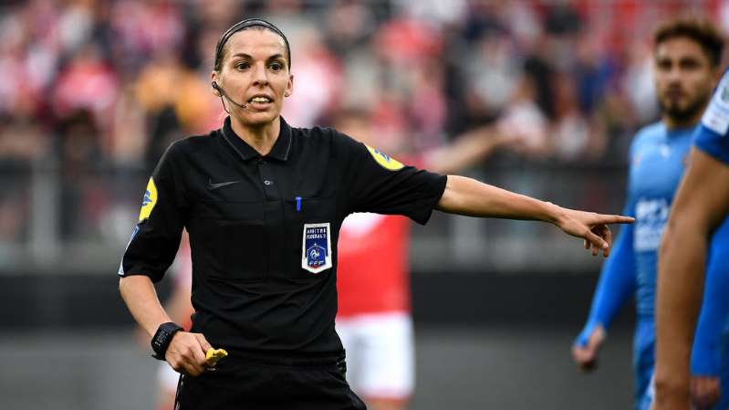 Stéphanie Frappart, première femme désignée arbitre centrale d’un match de Ligue 1 Stéphanie Frappart, première femme désignée arbitre centrale d’un match de Ligue 1