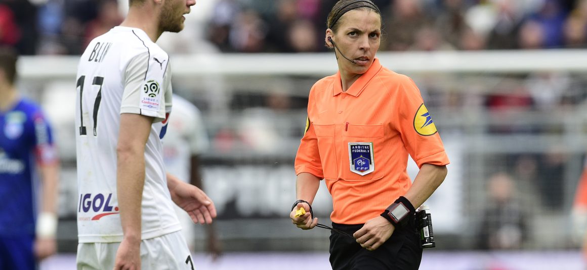 Première réussie pour Stéphanie Frappart, arbitre pionnière Première réussie pour Stéphanie Frappart, arbitre pionnière