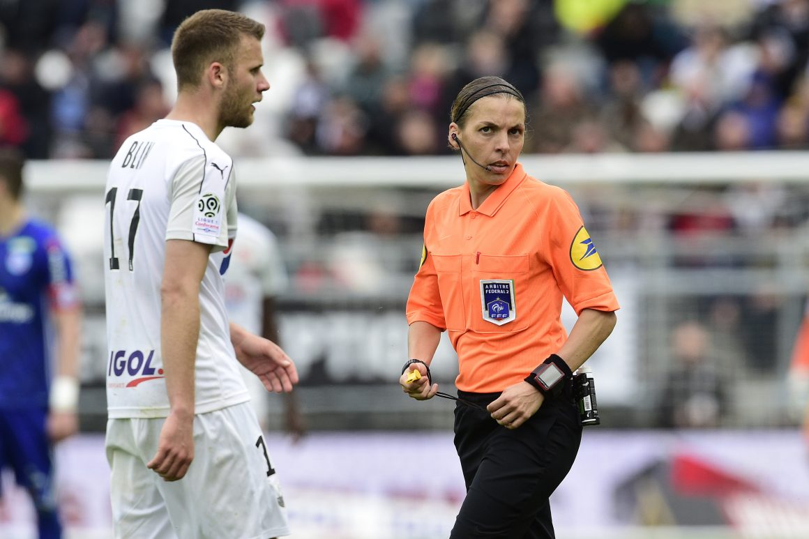 Première réussie pour Stéphanie Frappart, arbitre pionnière