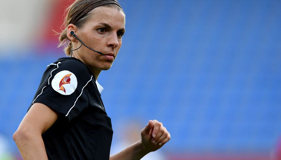 Frappart, premier sifflet féminin en Ligue 1