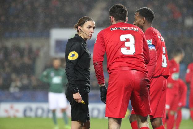 Désignée pour Amiens-Strasbourg, Stéphanie Frappart sera la première femme à officier en Ligue 1 en tant qu’arbitre centrale