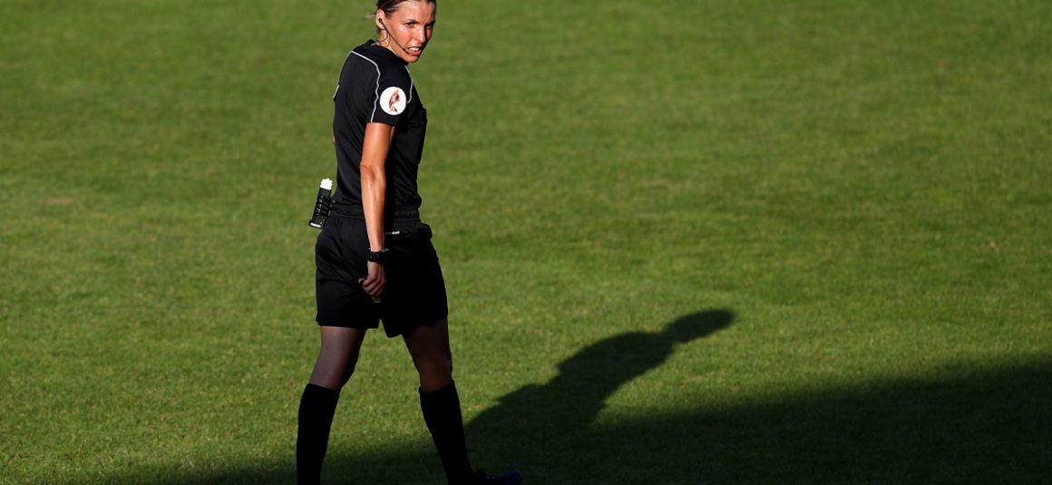 Football : Stéphanie Frappart, première femme désignée arbitre de Ligue 1 par Anthony De Pasquale