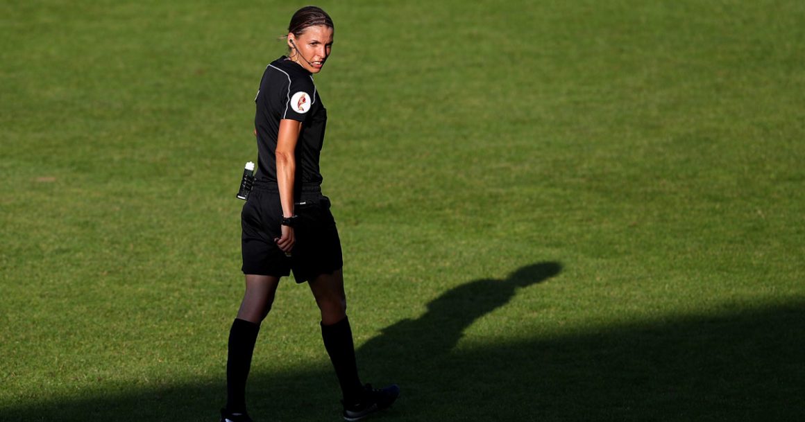 Football : Stéphanie Frappart, première femme désignée arbitre de Ligue 1 par Anthony De Pasquale