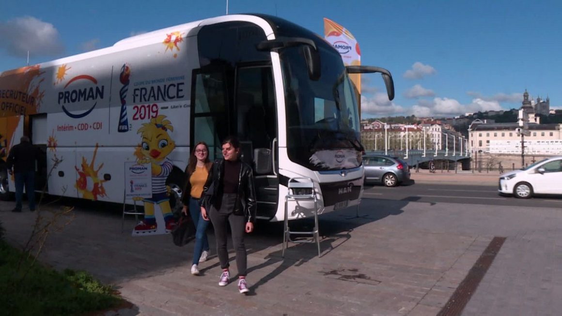 Coupe du monde de football féminin : un bus pour l’emploi fait escale à Lyon