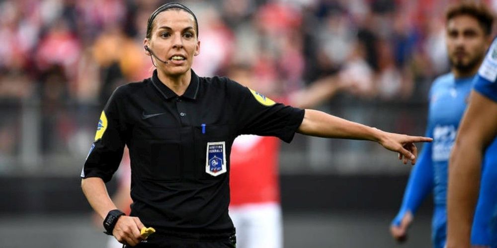 Foot : qui est Stéphanie Frappart, première femme à arbitrer un match de Ligue 1
