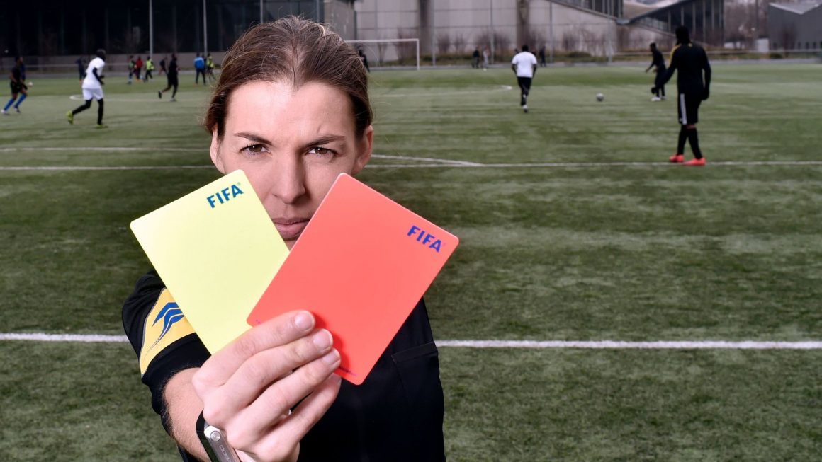 Football : Stéphanie Frappart, première femme arbitre principale en Ligue 1