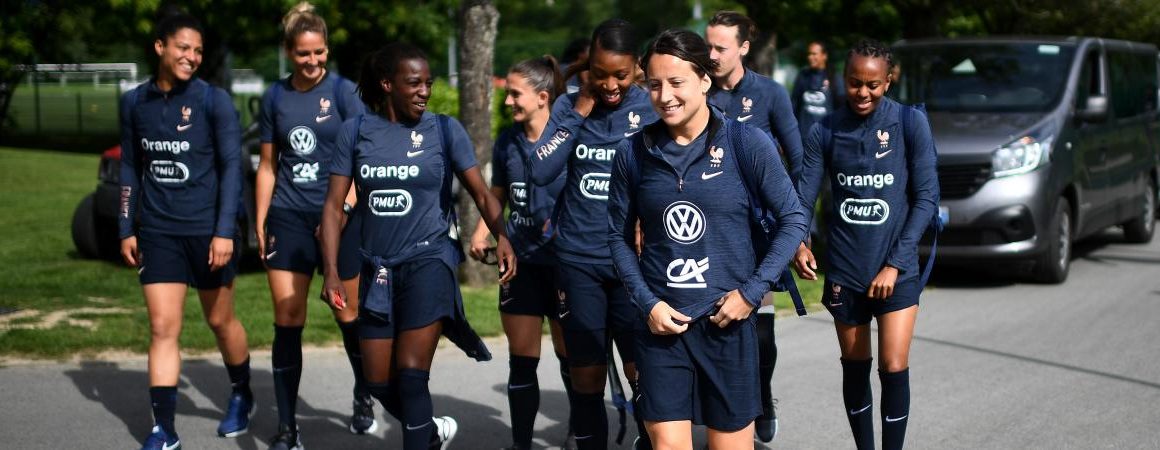 Mondial de foot féminin : les Françaises priées de laisser Clairefontaine aux Bleus qui préparent un amical à Nantes Mondial de foot féminin : les Françaises priées de laisser Clairefontaine aux Bleus qui préparent un amical à Nantes