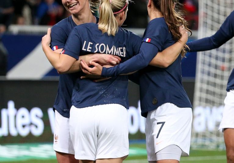 On y est ! Corinne Diacre, sélectionneuse de l’équipe de France féminine de football, vient de révéler sa sélection des 23 qui représenteront nos couleurs au Mondial. A domicile. L’occasion d’écrire une nouvelle page de l’histoire du sport français
