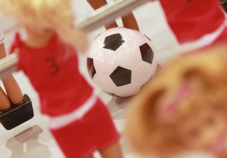 Pour la première fois, un baby-foot féminin va être commercialisé en France Pour la première fois, un baby-foot féminin va être commercialisé en France
