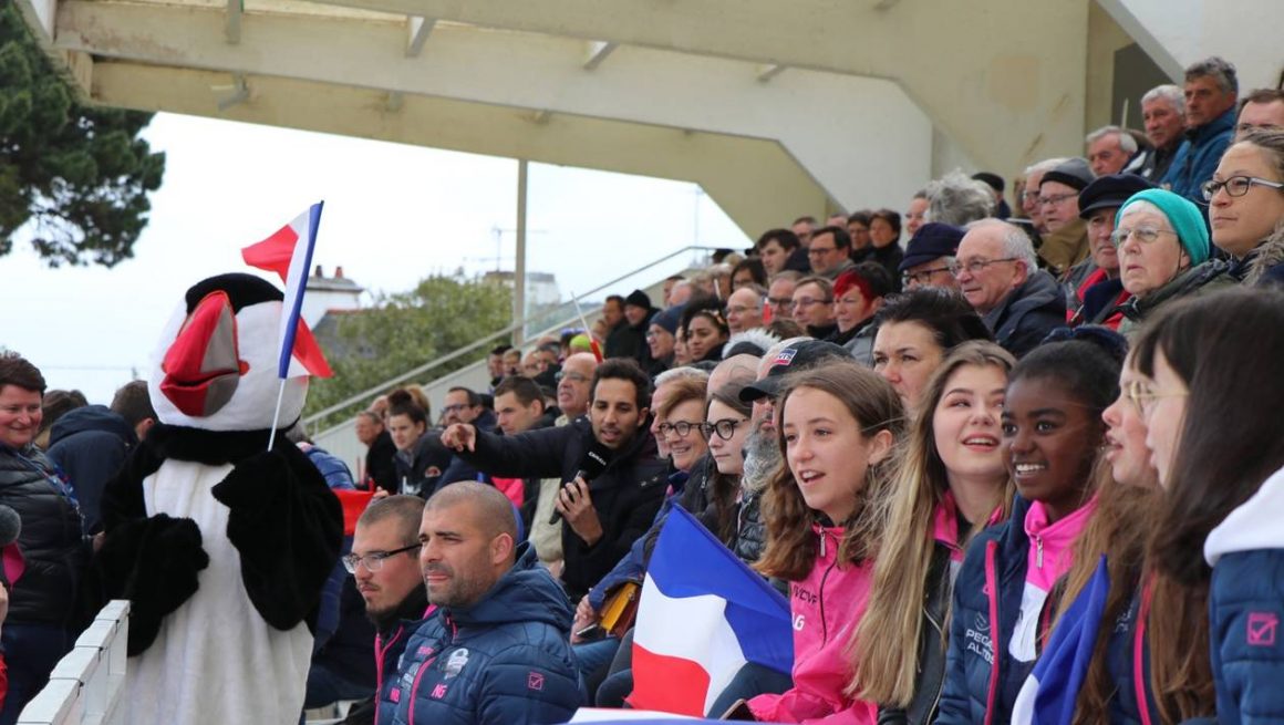 Bleues. Le public se prend au jeu du football féminin