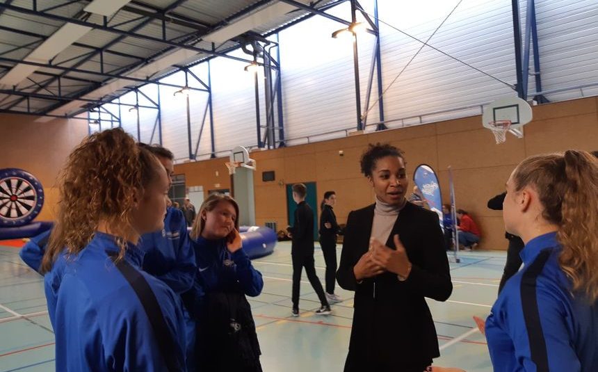 Le trophée du Mondial de foot féminin fait étape à Rennes Le trophée du Mondial de foot féminin fait étape à Rennes