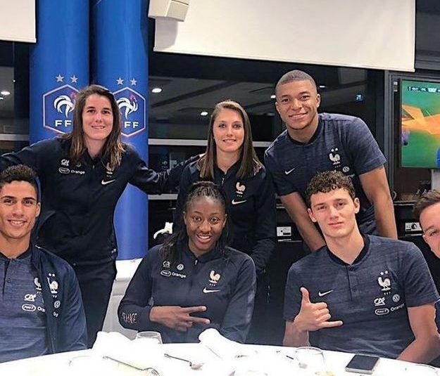 Equipe de France : les Bleus et les Bleues dînent ensemble