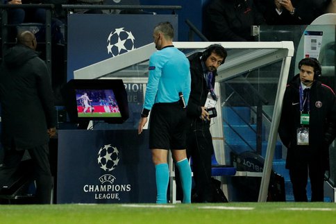 Main dans la surface, penalty ou pas ? Main dans la surface, penalty ou pas ?