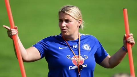 L’entraîneuse de l’équipe féminine de Chelsea milite pour des buts plus petits