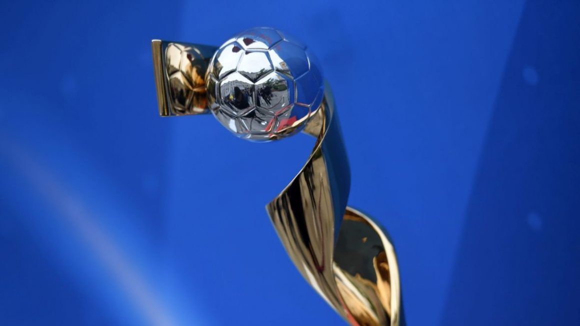 Le trophée de la Coupe du monde féminine de football fait étape à Grenoble mardi 21 mai