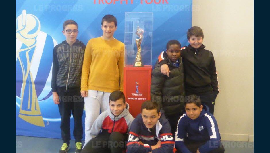 Le trophée de la Coupe du Monde féminine de la Fifa au collège Georges-Brassens Le trophée de la Coupe du Monde féminine de la Fifa au collège Georges-Brassens