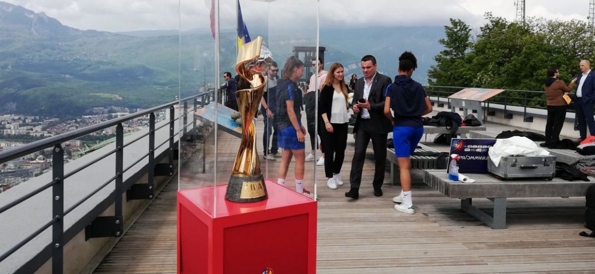 Le trophée du la Coupe du Monde de football féminin fait étape à Grenoble Le trophée du la Coupe du Monde de football féminin fait étape à Grenoble