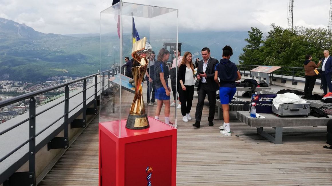 Le trophée du la Coupe du Monde de football féminin fait étape à Grenoble