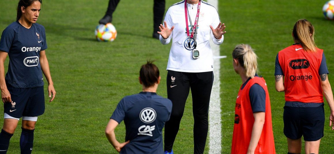Les footballeuses laissent Clairefontaine aux Bleus : la sélectionneuse démine la polémique Les footballeuses laissent Clairefontaine aux Bleus : la sélectionneuse démine la polémique