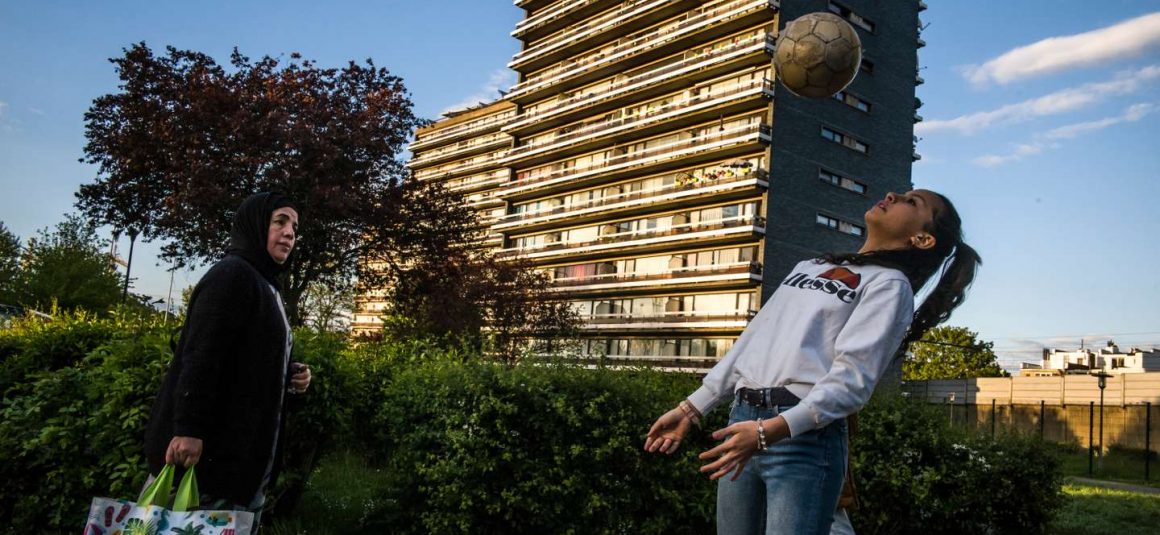 Au club de foot de Molenbeek, plus de 300 joueuses apprennent à « ne rien lâcher » Au club de foot de Molenbeek, plus de 300 joueuses apprennent à « ne rien lâcher »