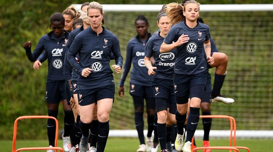 Coupe du monde de foot : pourquoi les Bleues ont-elles laissé la place aux Bleus à Clairefontaine ?