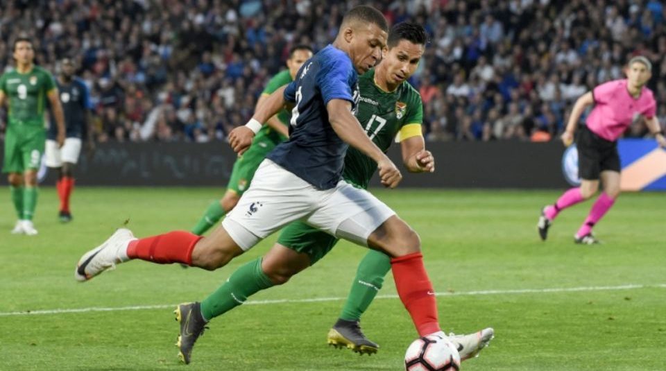 Bleus: Mbappé remplacé à la pause, touché à la cheville gauche