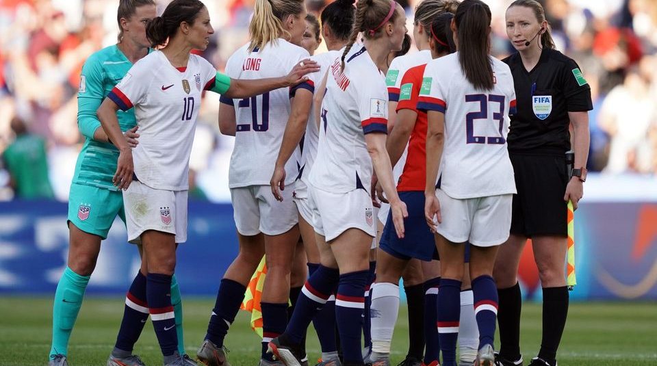 Foot : des équipes de garçons de moins de 15 ans ont-elles battu des sélections nationales féminines ? Foot : des équipes de garçons de moins de 15 ans ont-elles battu des sélections nationales féminines ?