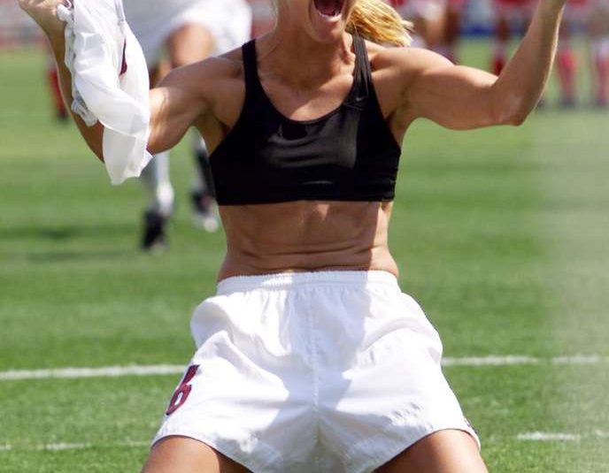 Au Mondial féminin de football 1999, la célébration devenue iconique de Brandi Chastain Au Mondial féminin de football 1999, la célébration devenue iconique de Brandi Chastain