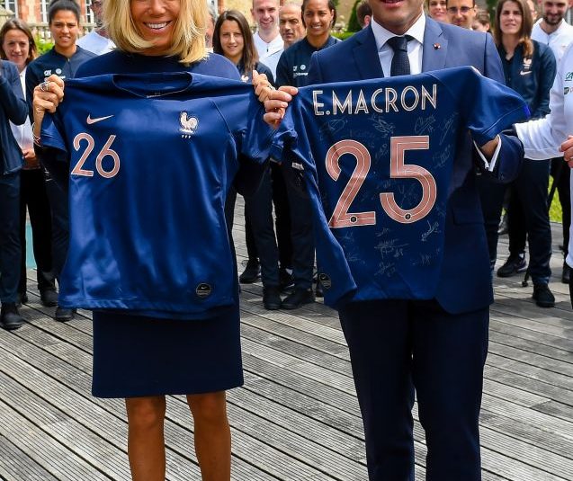Brigitte et Emmanuel Macron : Supporters des Bleues à Clairefontaine Brigitte et Emmanuel Macron : Supporters des Bleues à Clairefontaine
