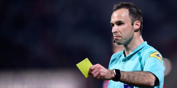 Faute de mains, remplacements, cartons au staff…les règles du football changent Faute de mains, remplacements, cartons au staff…les règles du football changent