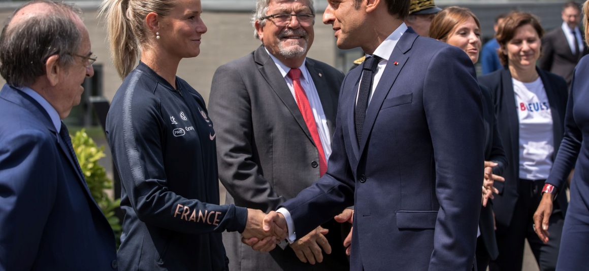 Le président Macron a rendu visite aux Bleues à Clairefontaine Le président Macron a rendu visite aux Bleues à Clairefontaine