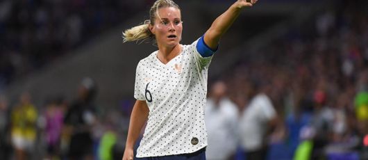 Coupe du monde féminine de football 2019 : qui est Karim, le compagnon de la capitaine Amandine Henry ? (PHOTOS)