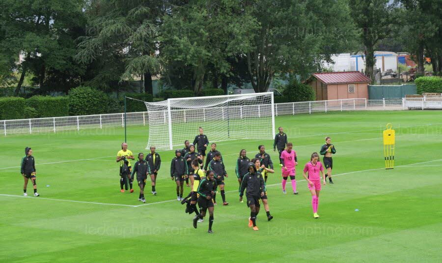 ISERE SUD Coupe du monde féminine de foot : la Jamaïque s’entraîne en public à Sassenage ISERE SUD Coupe du monde féminine de foot : la Jamaïque s’entraîne en public à Sassenage