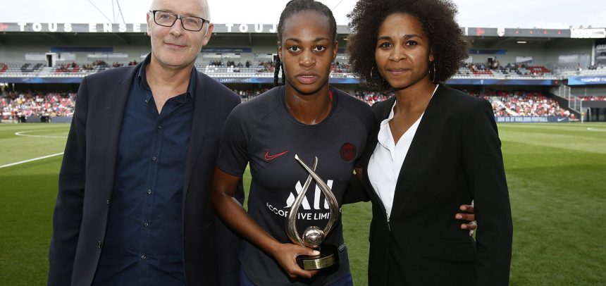 Marie-Antoinette Katoto a reçu son trophée de meilleure buteuse de D1 Marie-Antoinette Katoto a reçu son trophée de meilleure buteuse de D1